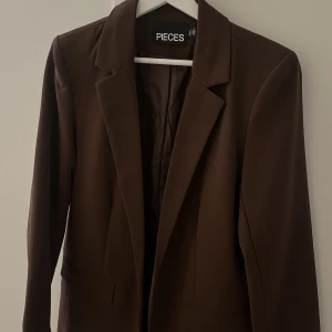 Brun kavaj  - Brun kavaj aldrig använd från pieces säljes då den är för liten för mig. 