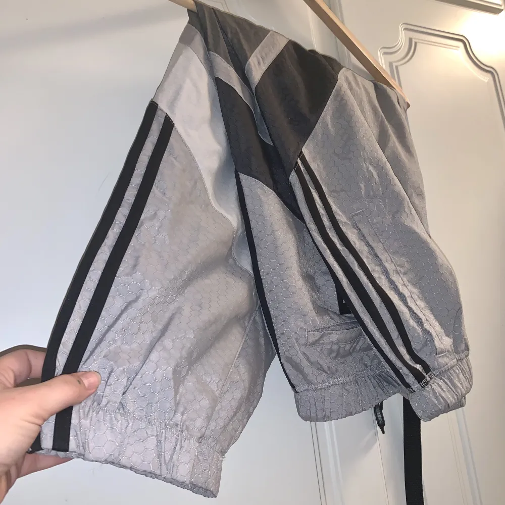 Adidas trackpants i storlek 40, fint skick - sparsamt använda utan synligt slitage. Du får de nytvättade, såklart. Postar samma dag som betalning gjorts. Mvh Maria . Jeans & Byxor.