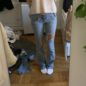 lågmidjade jeans  - bud på 560! Köp direkt för 650! säljer mina absoluta favorit jeans då de blivit för små. Så så snygga! Jag är 170 och innerbenslängd: 81/82cm midjemått: 35cm