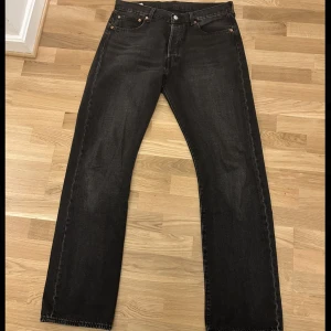 Levi’s Jeans 501 - Säljer nu mina Levi’s 501 pga att de är förstora, knappt använda plus i jävligt bra skick!! ( Nypris 1099kr) Hör av er vid fler frågor😁
