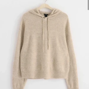 Stickad hoodie - Säljer denna stickade hoodie ifrån Lindex! Super skön!