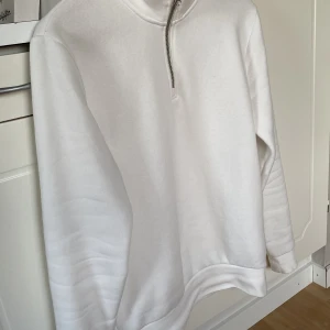 Half zip hoodie - Hej! Säljer en Half zip hoodie i strl XS men passar även S, den är gräddvit. nypris 300kr, finns och hämta i Bollebygd, eller frakt.