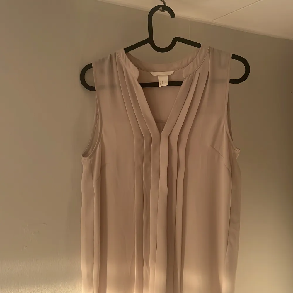 Beige blus i nyskick (aldrig använd). Säljer då den aldrig kommer till användning❤️ . Blusar.