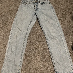Jeans - Jeans i samma modell som de andra vailent jeansen, super fin sliten blå färg.