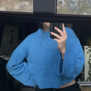 stickad tröja - superfin stickad tröja med cut-out i ryggen! köpt nu i somras och använd endast 1 gång💙🩵 inga skavanker 