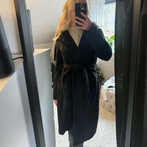Kappa - Svart kappa ifrån zara med luva 💕den är i använt skick därav priset  