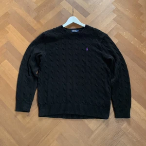 Polo Ralph Lauren Stickad tröja str L - Säljer Polo Ralph Lauren Stickad tröja storlek L i nästan nyskick . Ej urtvättad eller nopprig. Skriv om ni har frågor!