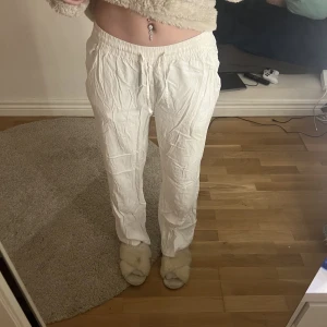 Vita linnebyxor - Linnebyxor från lager 157. Aldrig kommit till användning 