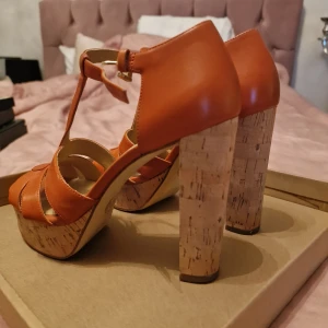 Michael Kors klackskor - Äkta Michael Kors klackar använda en gång vilket syns på sulan men i övrigt som nya.