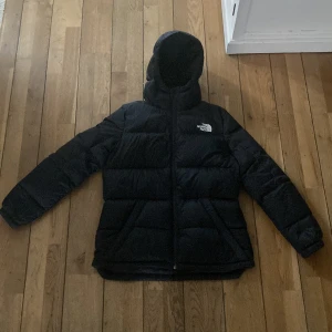 The North Face jacka  - Den är köpt förra året. Inte använd speciellt ofta eftersom den blev för stor rätt snabbt. Bra skick. Den är tvättad en gång enligt konstens regler utan sköljmedel. Nypris: 2800