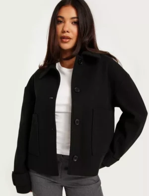 Kappa - Jättefin svart kappa från Nelly. Slutsåld. Aldrig använd. 