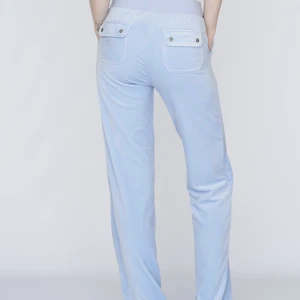 Juicy byxor - Ljusblå juicy byxor, jätte bra skick bara att det är en liten concealer fläck längst nere på byxorna (bild nr 2) men det syns inte när man har på sig dom, går säkert bort med nåt bra medel, köptes för 1100kr och säljer för 380kr