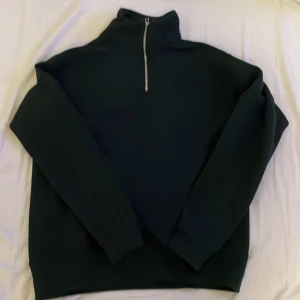 Zara dark green half zip - En present som inte används, nypris 499 jag säljer för 250