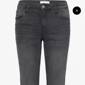Super snygga jeans från Mango i storlek 32❤️ Köpta för 400kr men säljer för 250 (pris kan disskuteras). Säljer då jag vuxit ur dem och dem är för små, jag är 163cm 🙃❤️