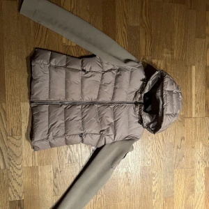 Moncler jacka/cardigan - Säljer nu min moncler jacka/cardigan då jag tröttnat! Storlek xs/s Vet inte om den är äkta eller inte men den ser äkta ut.