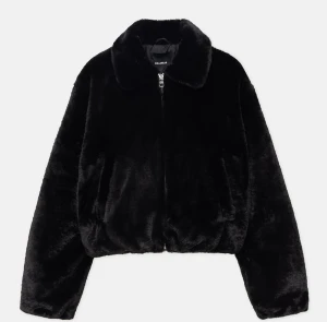 Bomberjacka i fuskpäls - Bomberjacka i fuskpäls material från pull & bear storlek 36. Svart använd 1 gång så i nyskick. 