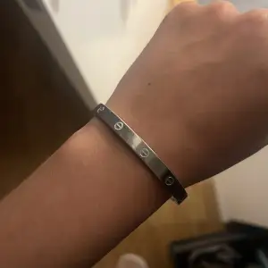 Jätte fint armband inspirerad ifrån cartier. Alltså är det en dupe och inte äkta, den är i rostfritt stål! Inga defekter ❤️