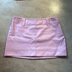 En rosa minikjol från ASOS. Kjolen har rosa läderimitation. Endast bärt en gång - som helt ny. Storlek UK 8 / EU 36
