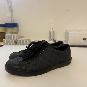 Gucci Brooklyn Sneakers - Gucci Brooklyn Sneakers Size: 42 Cond: 8/10 Pris: 2000:-
