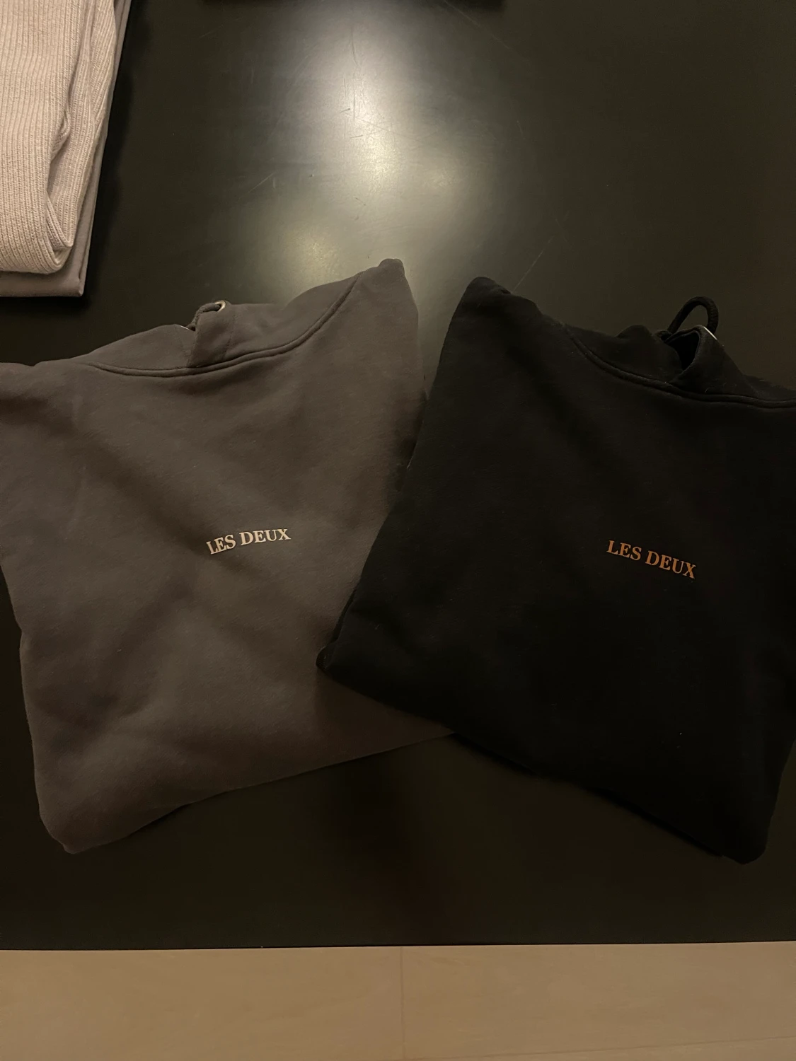 Tre tröjor och en t-shirt för 400 kr