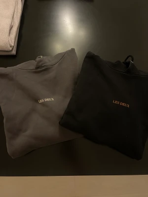 Tre tröjor och en t-shirt för 400 kr - Alla fyra för 400 eller högsta bud.  Storlek S på alla plagg (men Les duex är små i storleken) 