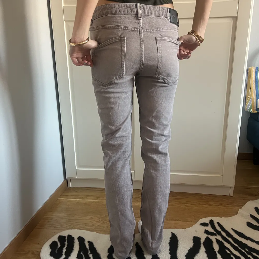 Skitsnygga grå jeans från Obey⭐️Lite utsvängda längst ned och lågmidjade. . Jeans & Byxor.