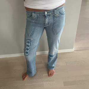 Ascoola jeans med detaljer, lågmidjade och bootcut Midjemått tvärs över 39  Innerbenslängd 72