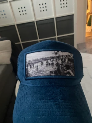 Emilio pendenza Keps - Säljer denna as feta velvet keps från emilio pendenza. Kepsen är i mycket bra skick förutom att två knappar vid spännet har gått av men det är inget man märker eller något som påverkar kepsen. Vid fråga eller fundering så är de bara att höra av sig!