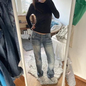 Lågmidjade jeans - Funderar på att sälja dessa superfina lågmidjade jeans som tyvärr inte riktigt kommer till användning! Men hur sköna som helst.  Midjebredd: 40 cm Innerbenslängd: 84 cm