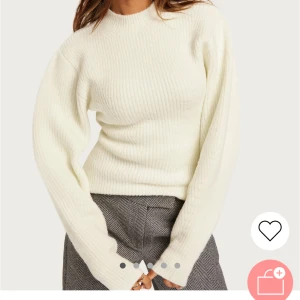 Stickad tröja - Stickad tröja från Nelly som formar sig efter kroppen jättesnyggt! 