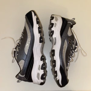 Skechers D’lites - SÅ snygga skechers d’lites med silver detaljer som glittrar. De är extremt sköna, har dock bara kommit till användning en gång eftersom det inte riktigt är min stil. 🤍