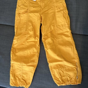 Cargobyxor från Urban outfitters - Säljer ett par cargobyxor från Urban Outfitters i storlek 32. Helt oanvända