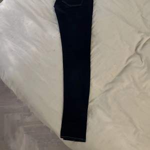 Säljer att par mörkblåa G-star jeans i modell 3301. Stolek 24 och längd 30. 