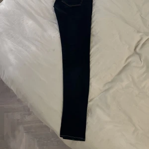 G-star jeans  - Säljer att par mörkblåa G-star jeans i modell 3301. Stolek 24 och längd 30. 