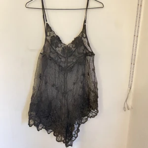 Klänning  - Söt spetts klänning. Finns inga lappar 