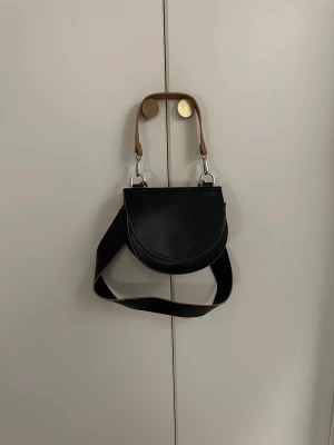 Väska från Carin Wester  - Säljer en svart/brun väska från Carin Wester. Super fint skick. 