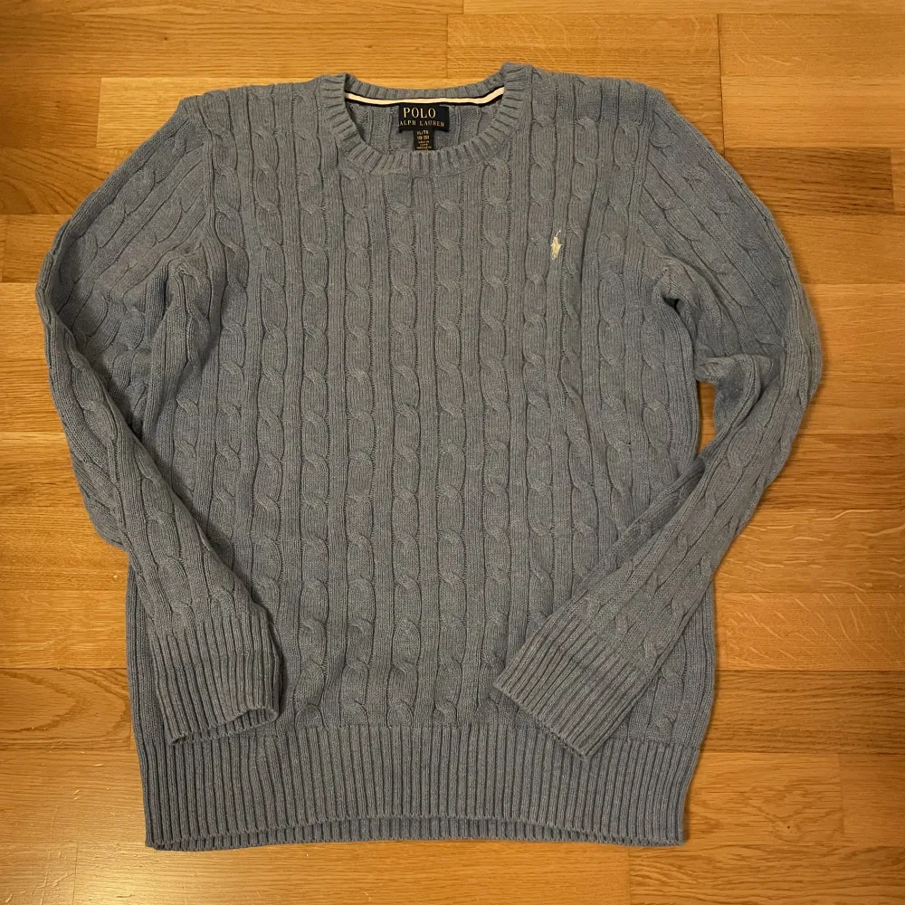 Säljer Ralph Lauren stickad tröja med cable knit då den är för liten. Mycket gott skick, funkar även för S. Tröjor & Koftor.