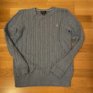 Ralph Lauren cable knit tröja - Säljer Ralph Lauren stickad tröja med cable knit då den är för liten. Mycket gott skick, funkar även för S