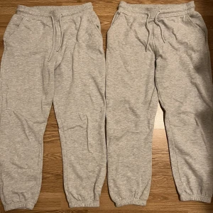 Gråa Mjukisbyxor  - Säljer nu dessa gråa mjukisbyxor, då dom inte längre passar mig.  100kr för båda. 