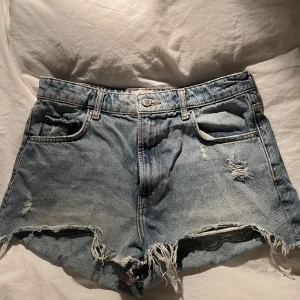 Zara shorts  - Superrr snygga Zara shorts!! Används tyvärr inte då de är för stora för mig💕