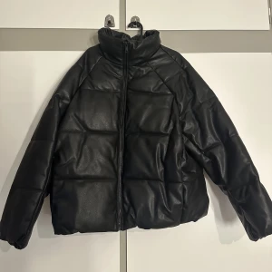 Läder dunjacka - Svart läderdunjacka från H&M! Modellen är oversized. Passar både M & L Köpt förra vintern, skicket är som nytt! Säljer pga ingen användning!  All typ av frakt står du som köpare för☺️ 