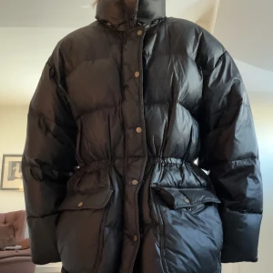 Dunjacka  - Jättefin dunjacka svart med dragsko i midjan! Den är storlek L men är rätt liten i storleken jag kan ha den som oftast är en S men lite oversize på mig förstås! Så funkar absolut till någon med storlek L också! Bra kvalite 300kr 