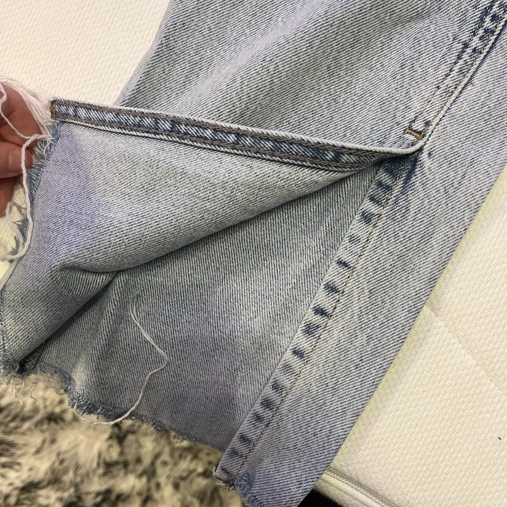 Snygga jeans från gina i stk 36, jättefin ljus blå färg på jeansen med slits nere vid benen.. Jeans & Byxor.