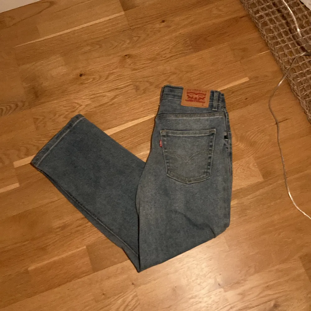 Levis jeans i storleken 10 yrs loose taper fit. Och i mycket fint skick.. Jeans & Byxor.