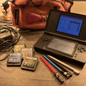 Nintendo DS - Använd såklart så den är ju inte i perfekt skick. Funkar som den ska dock och kommer med massor av andra saker. 
