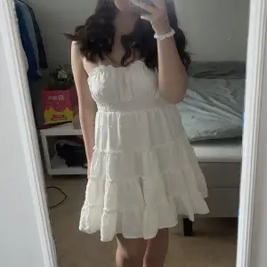 En jättefin vit klänning som jag hade på skolavslutningen i 8an. Jag har endast använt den vid det tillfället och har ingen användning av den nu💓 kom privat vid frågor och funderingar