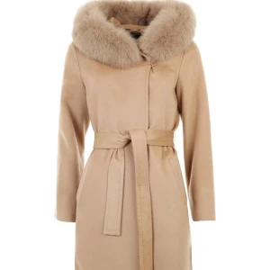 Hollies Lucinda kapp strl 38  - Ullkappa modell Lucinda i färgen Camel storlek 38, men liten i strl skulle säga att den passar 36/38. Äkta päls. Märket Hollies. 