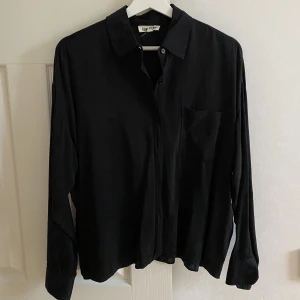 Djerf Avenue On The Go Shirt Ash - Djerf Avenue On The Go Shirt Ash i storlek S! 💗💗säljer även byxorna separat! 