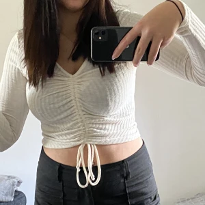 Tunn tröja  - Säljer denna tunna vita tröjan då den aldrig kom till användning och var lite för liten. Den är köpt på NewYorker 💕