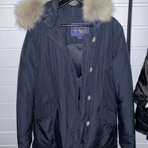 Dunjacka från Woolrich - Jacka från Woolrich i marinblå. Storlek L men upplevs liten i storleken så passar mer en M skulle jag säga. Köpt för ca 7000kr vintern 2016. Använt tre gånger så den är så gott som ny, inga slitage på den. Säljer för 3000kr eller högst bud! 